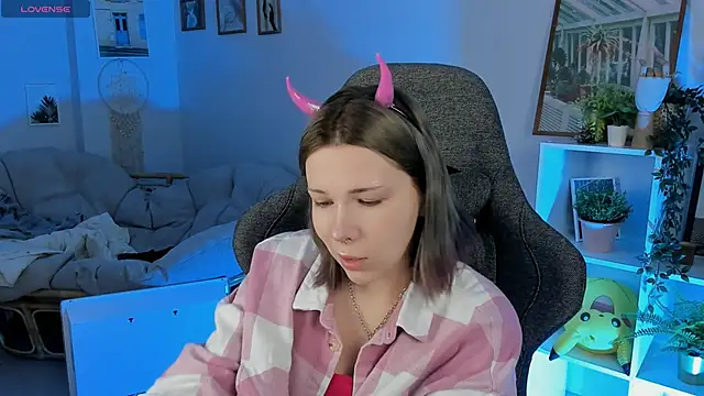 Snapshot of AliceSunday chatting on 01-18-25, 08:10 AliceSunday online show from 01-18-25, 08:10