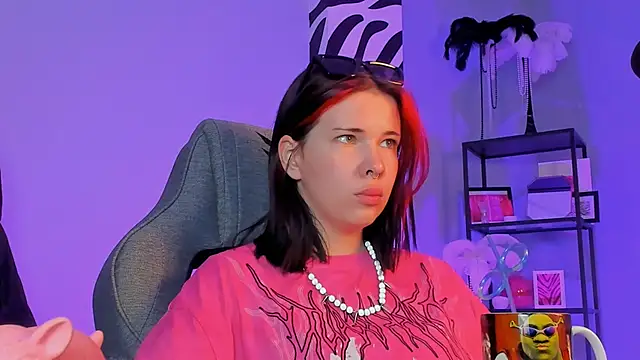 Snapshot of AliceSunday chatting on 09-25-25, 05:00 AliceSunday online show from 09-25-25, 05:00