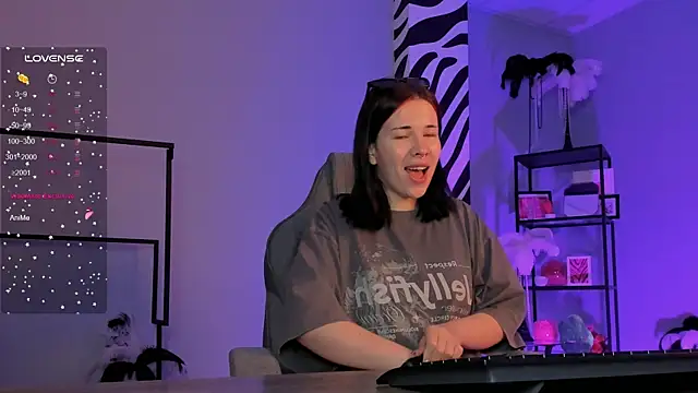 Snapshot of AliceSunday chatting on 09-26-25, 01:53 AliceSunday online show from 09-26-25, 01:53