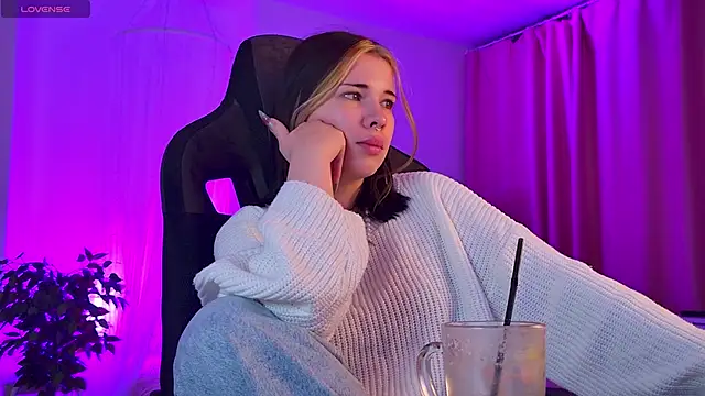 Snapshot of AliceSunday chatting on 10-05-25, 05:06 AliceSunday online show from 10-05-25, 05:06