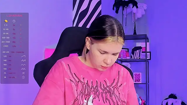 Snapshot of AliceSunday chatting on 10-11-25, 05:17 AliceSunday online show from 10-11-25, 05:17