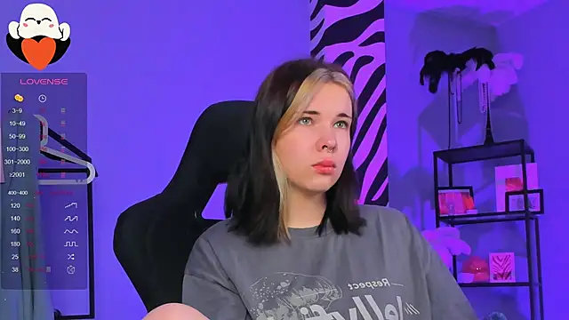 Snapshot of AliceSunday chatting on 10-23-25, 02:00 AliceSunday online show from 10-23-25, 02:00