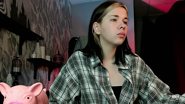 Snapshot of AliceSunday chatting on 11-08-25, 04:01 AliceSunday online show from 11-08-25, 04:01