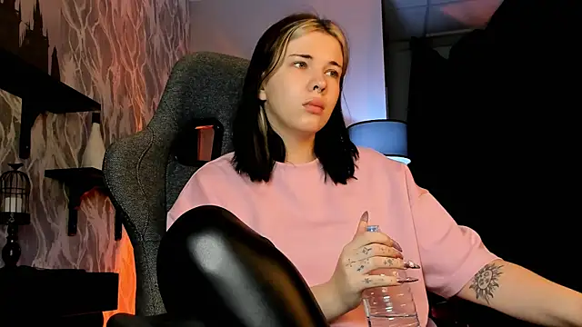 Snapshot of AliceSunday chatting on 11-11-25, 02:00 AliceSunday online show from 11-11-25, 02:00