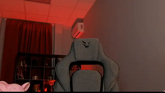 Snapshot of AliceSunday chatting on 11-21-25, 02:10 AliceSunday online show from 11-21-25, 02:10