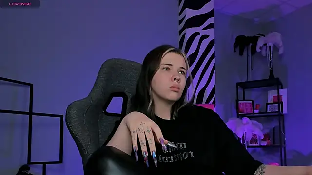 Snapshot of AliceSunday chatting on 11-24-25, 02:22 AliceSunday online show from 11-24-25, 02:22