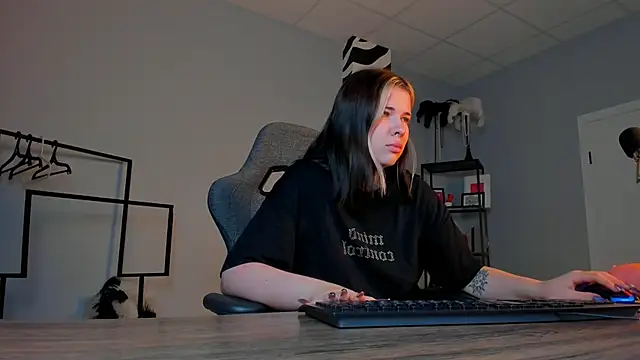 Snapshot of AliceSunday chatting on 11-25-25, 02:00 AliceSunday online show from 11-25-25, 02:00