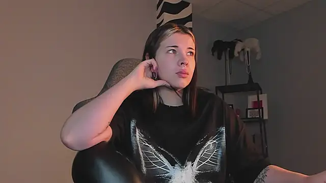 Snapshot of AliceSunday chatting on 11-29-25, 04:59 AliceSunday online show from 11-29-25, 04:59