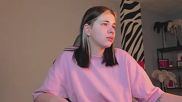 Snapshot of AliceSunday chatting on 12-01-25, 02:05 AliceSunday online show from 12-01-25, 02:05