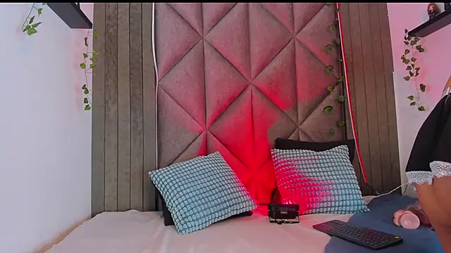 Snapshot of BriaConner_ chatting on 11-10-25, 02:10 BriaConner online show from 11-10-25, 02:10