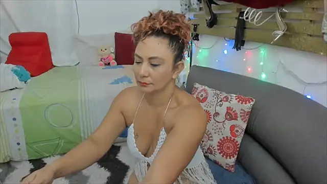 Snapshot of KeiraQuen chatting on 09-28-25, 05:18 KeiraQuen online show from 09-28-25, 05:18