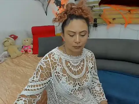 Snapshot of KeiraQuen chatting on 10-13-25, 02:50 KeiraQuen online show from 10-13-25, 02:50