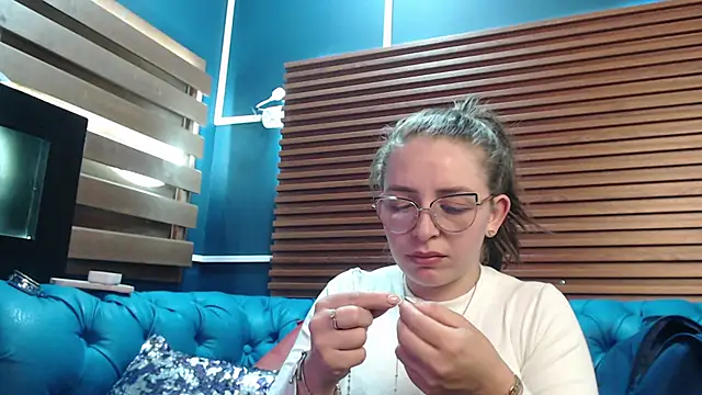 Snapshot of _isaabellaa chatting on 02-17-25, 05:43  isaabellaa online show from 02-17-25, 05:43