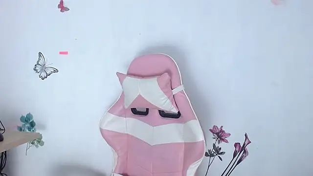 Snapshot of helen_kinett chatting on 02-21-26, 12:44 helen kinett online show from 02-21-26, 12:44