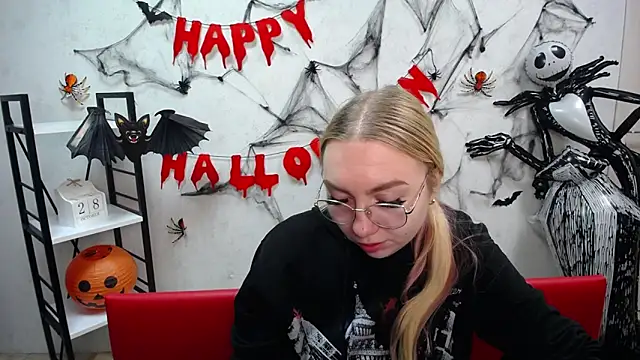 Snapshot of BeatriceFly chatting on 10-29-25, 12:51 BeatriceFly online show from 10-29-25, 12:51