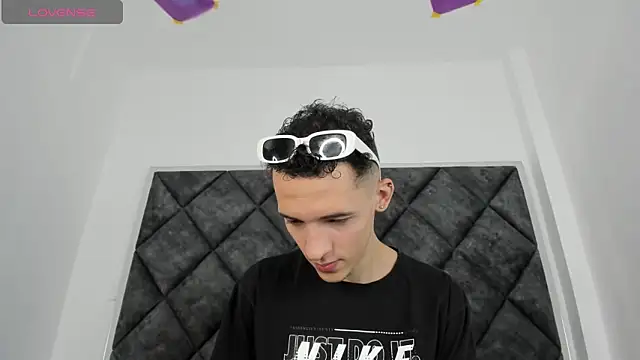 Maisondavis  online show from 12-21-24, 10:19