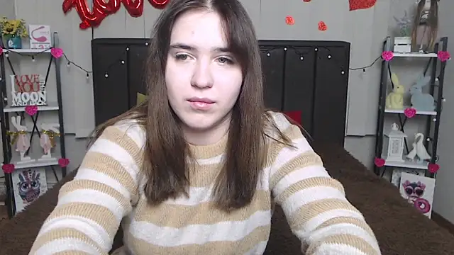 Snapshot of LauraHlot chatting on 02-17-25, 12:32 LauraHlot online show from 02-17-25, 12:32