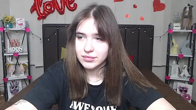 Snapshot of LauraHlot chatting on 02-17-25, 09:30 LauraHlot online show from 02-17-25, 09:30