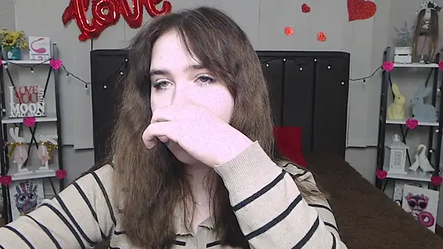 Snapshot of LauraHlot chatting on 02-20-25, 12:19 LauraHlot online show from 02-20-25, 12:19