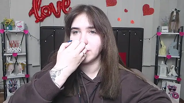 Snapshot of LauraHlot chatting on 02-25-25, 03:31 LauraHlot online show from 02-25-25, 03:31