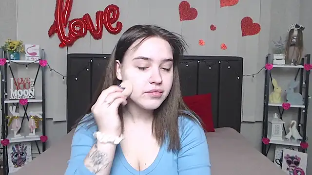 Snapshot of LauraHlot chatting on 02-26-25, 06:11 LauraHlot online show from 02-26-25, 06:11