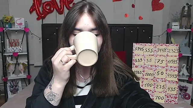 Snapshot of LauraHlot chatting on 03-17-25, 12:19 LauraHlot online show from 03-17-25, 12:19