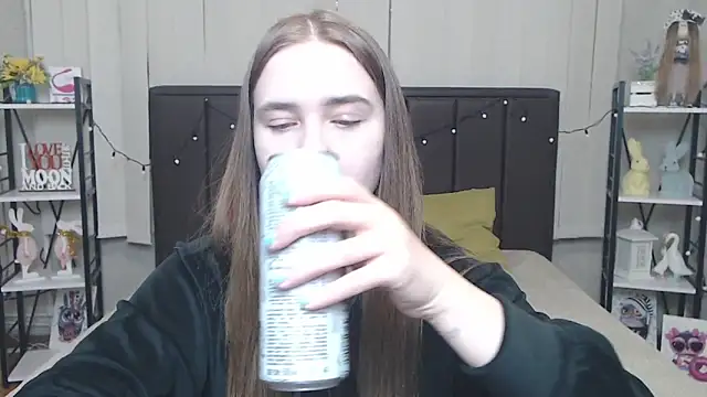 Snapshot of LauraHlot chatting on 09-15-25, 05:46 LauraHlot online show from 09-15-25, 05:46