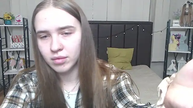 Snapshot of LauraHlot chatting on 09-17-25, 06:31 LauraHlot online show from 09-17-25, 06:31