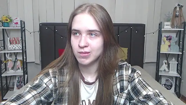 Snapshot of LauraHlot chatting on 09-22-25, 05:37 LauraHlot online show from 09-22-25, 05:37