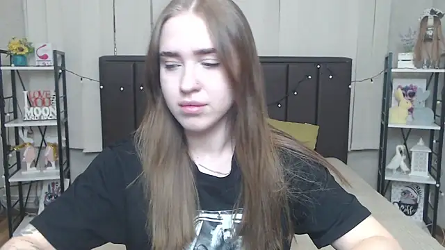 Snapshot of LauraHlot chatting on 09-24-25, 05:44 LauraHlot online show from 09-24-25, 05:44