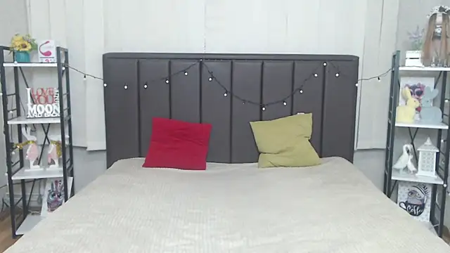 Snapshot of LauraHlot chatting on 09-25-25, 05:44 LauraHlot online show from 09-25-25, 05:44