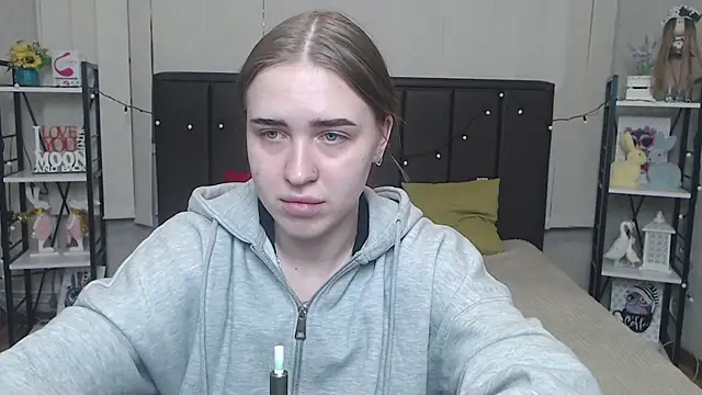 Snapshot of LauraHlot chatting on 09-26-25, 05:39 LauraHlot online show from 09-26-25, 05:39