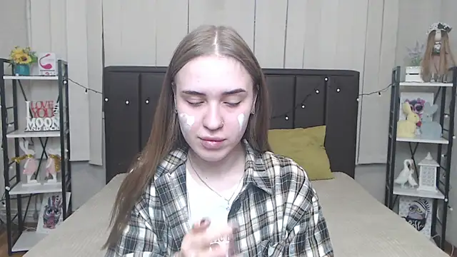 Snapshot of LauraHlot chatting on 10-13-25, 05:40 LauraHlot online show from 10-13-25, 05:40