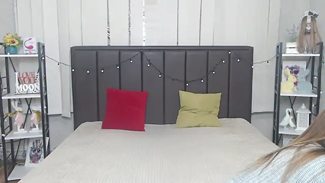 Snapshot of LauraHlot chatting on 10-14-25, 05:58 LauraHlot online show from 10-14-25, 05:58