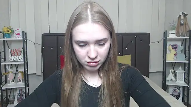 Snapshot of LauraHlot chatting on 10-15-25, 05:46 LauraHlot online show from 10-15-25, 05:46