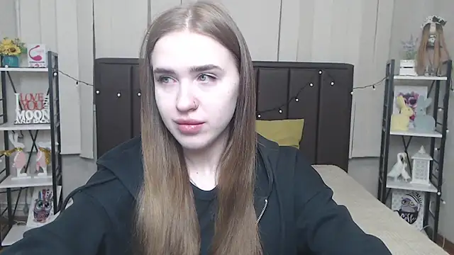 Snapshot of LauraHlot chatting on 10-18-25, 05:32 LauraHlot online show from 10-18-25, 05:32