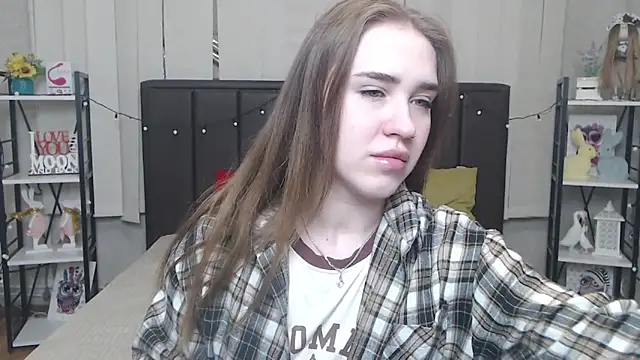 Snapshot of LauraHlot chatting on 10-19-25, 05:52 LauraHlot online show from 10-19-25, 05:52