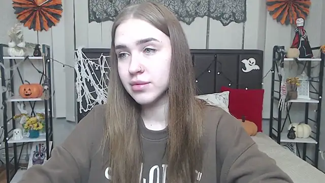 Snapshot of LauraHlot chatting on 10-20-25, 07:03 LauraHlot online show from 10-20-25, 07:03