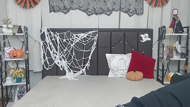 Snapshot of LauraHlot chatting on 10-23-25, 05:33 LauraHlot online show from 10-23-25, 05:33