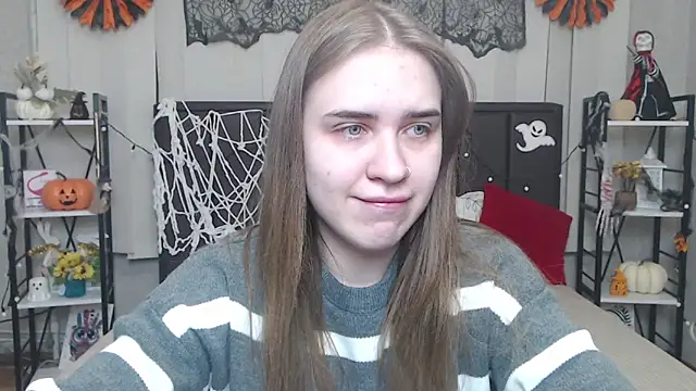 Snapshot of LauraHlot chatting on 10-24-25, 05:31 LauraHlot online show from 10-24-25, 05:31