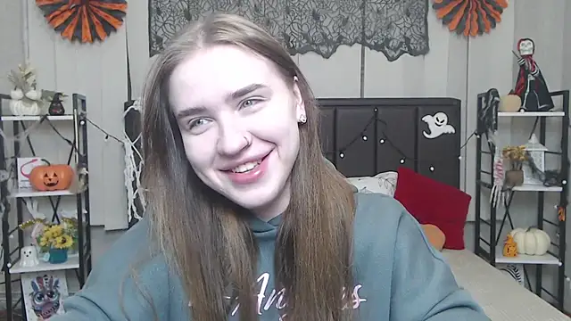 Snapshot of LauraHlot chatting on 10-26-25, 06:47 LauraHlot online show from 10-26-25, 06:47