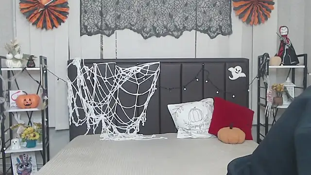 Snapshot of LauraHlot chatting on 10-28-25, 06:10 LauraHlot online show from 10-28-25, 06:10