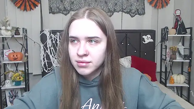 Snapshot of LauraHlot chatting on 10-29-25, 06:42 LauraHlot online show from 10-29-25, 06:42