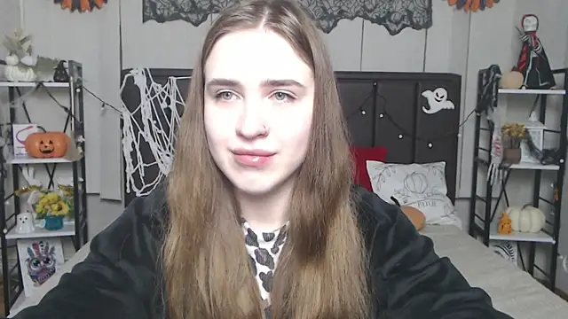 Snapshot of LauraHlot chatting on 11-13-25, 06:34 LauraHlot online show from 11-13-25, 06:34