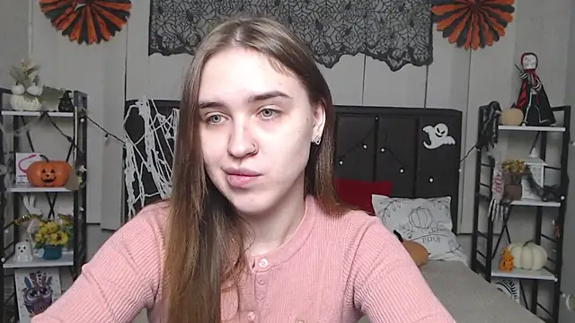 Snapshot of LauraHlot chatting on 11-14-25, 06:39 LauraHlot online show from 11-14-25, 06:39