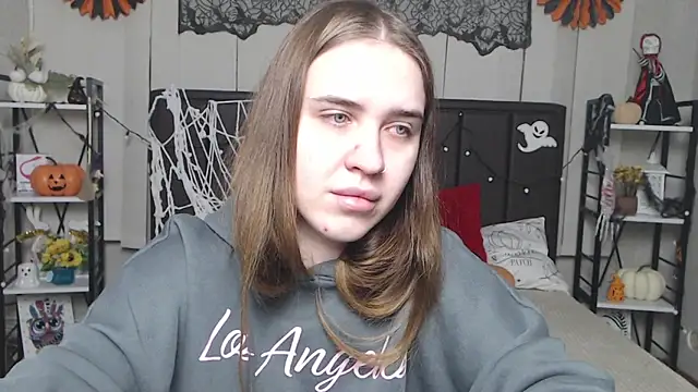 Snapshot of LauraHlot chatting on 11-15-25, 07:10 LauraHlot online show from 11-15-25, 07:10