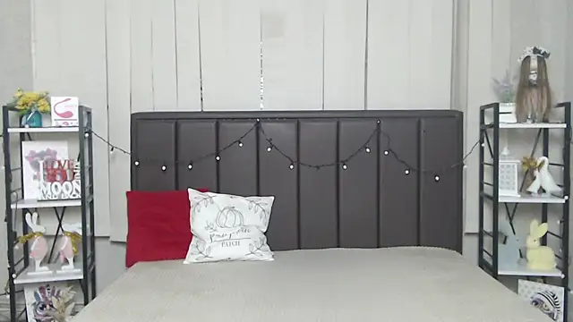 Snapshot of LauraHlot chatting on 11-22-25, 06:51 LauraHlot online show from 11-22-25, 06:51