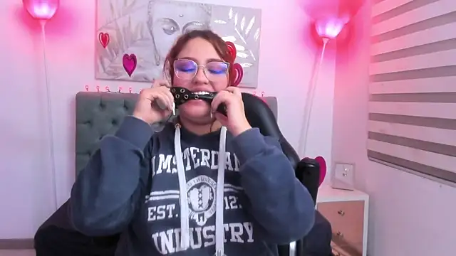 Snapshot of Camiila_Osorio chatting on 02-14-25, 08:42 Camiila Osorio online show from 02-14-25, 08:42