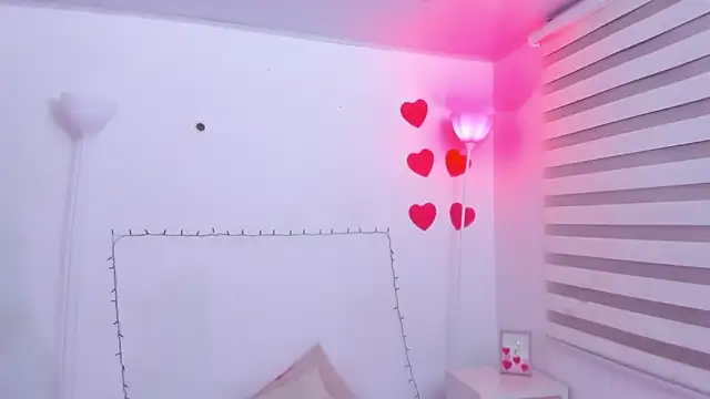 Snapshot of Camiila_Osorio chatting on 03-18-25, 03:42 Camiila Osorio online show from 03-18-25, 03:42