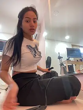 Snapshot of ariel_jonees chatting on 10-28-25, 04:42 ariel jonees online show from 10-28-25, 04:42